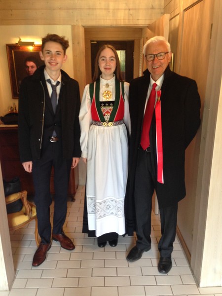 Magnus sammen med barnebarn Sigurd og Embla på 17 mai 2016.